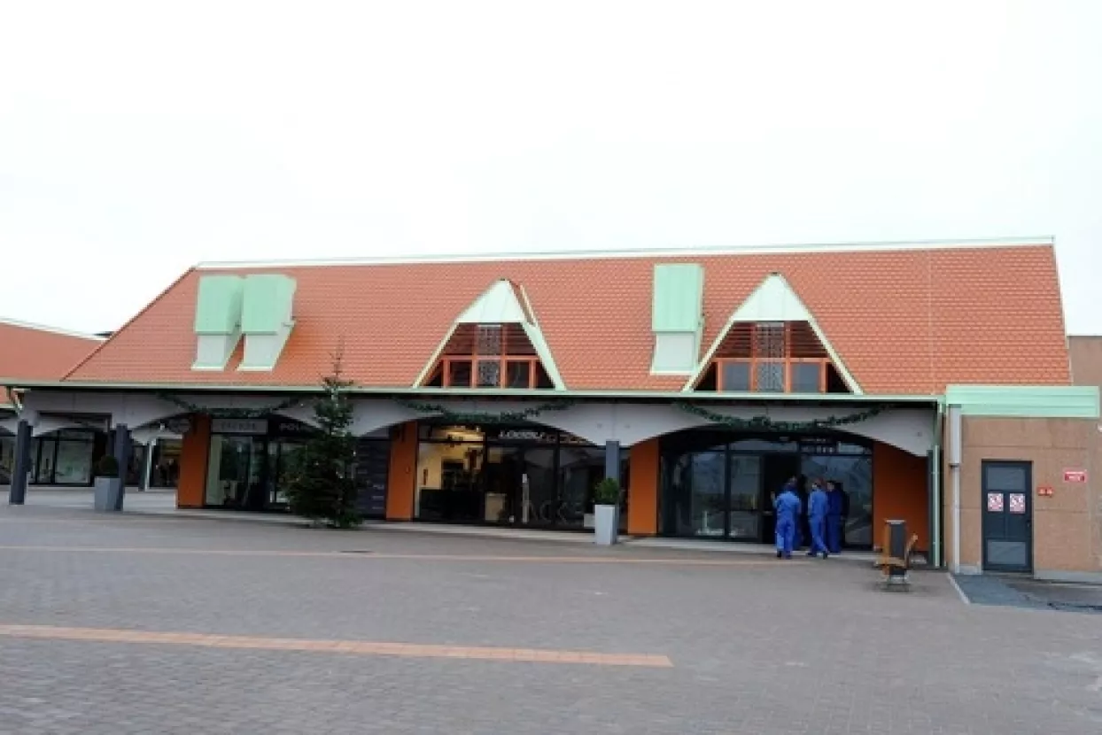 Dok se Helena zatvara, Roses planira hotel