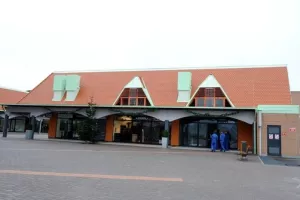 Dok se Helena zatvara, Roses planira hotel