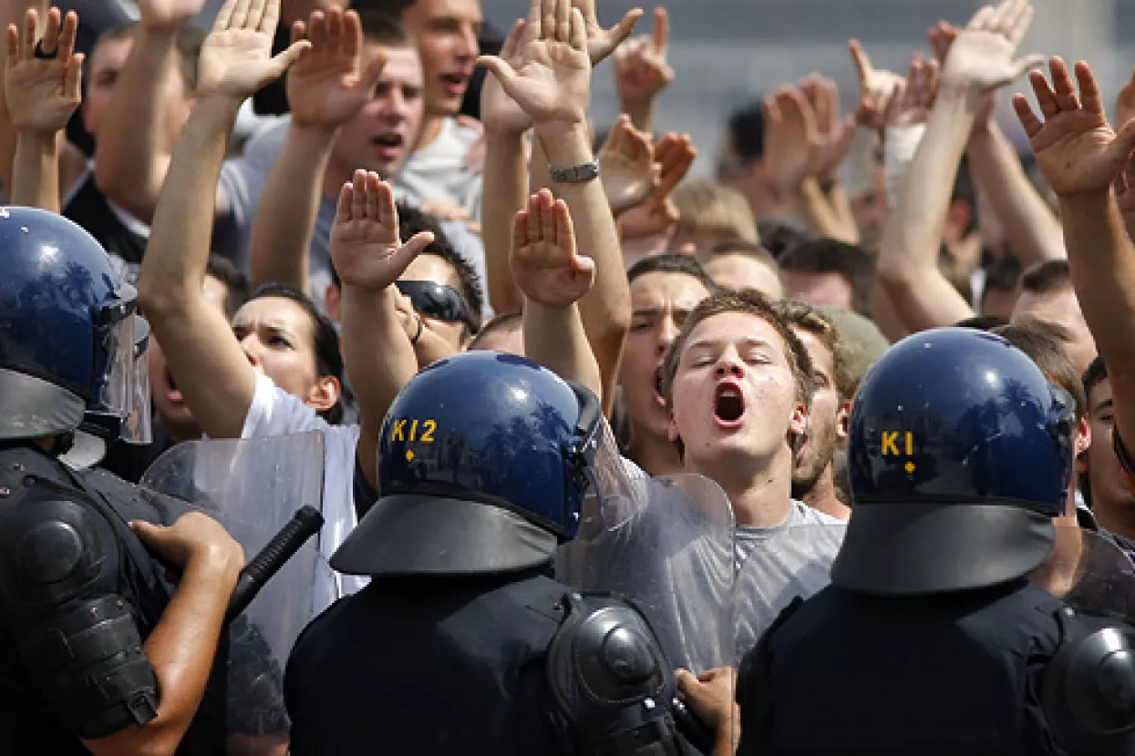 Tri policajca na jednog sudionika gay povorke