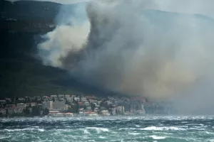 Nakon cjelonoćne akcije požari jo&scaron; uvijek van kontrole