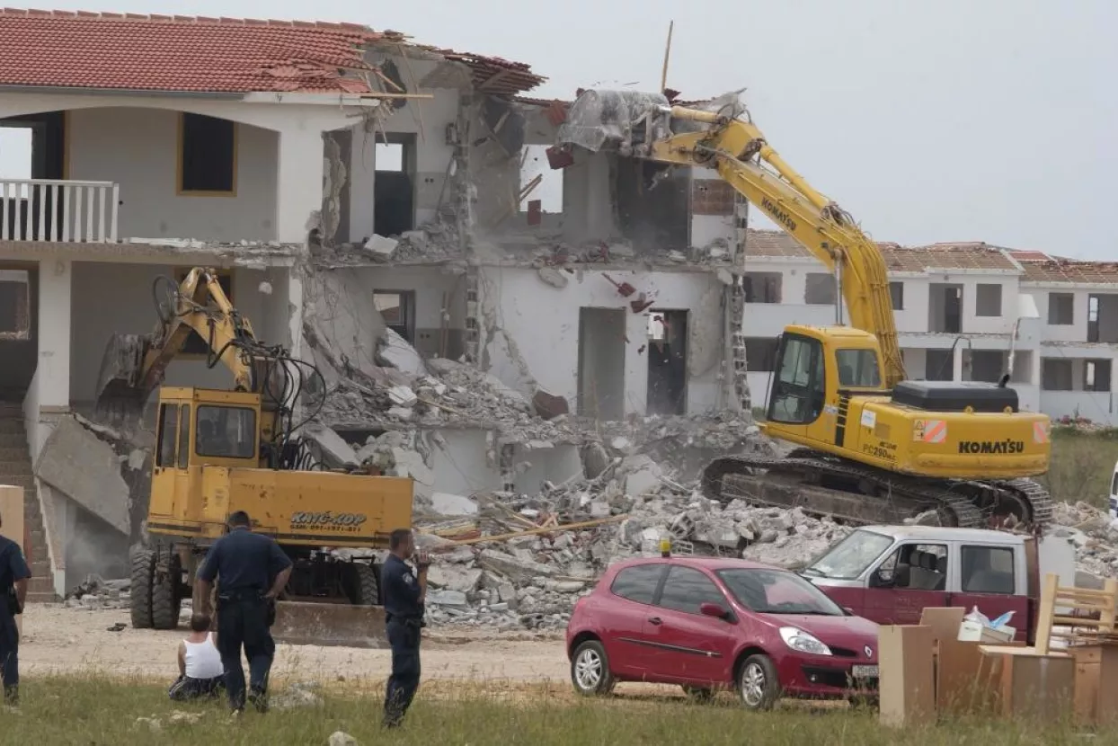Počelo ru&scaron;enje bespravnih građevina
