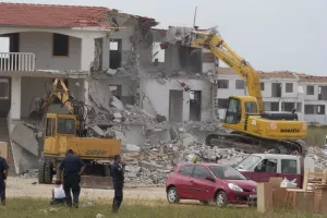 Počelo ru&scaron;enje bespravnih građevina