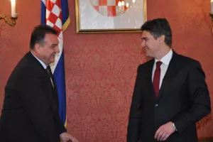 Vlada gubita&scaron;ima uzima božićnice i regrese