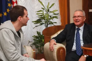Mimica: Glasovat ću za sankcije Hrvatskoj ako dođe do toga