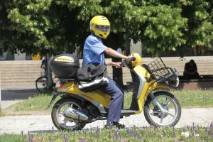 Urbani dostavljači u svijetu sve se vi&scaron;e koriste mopedima i biciklima