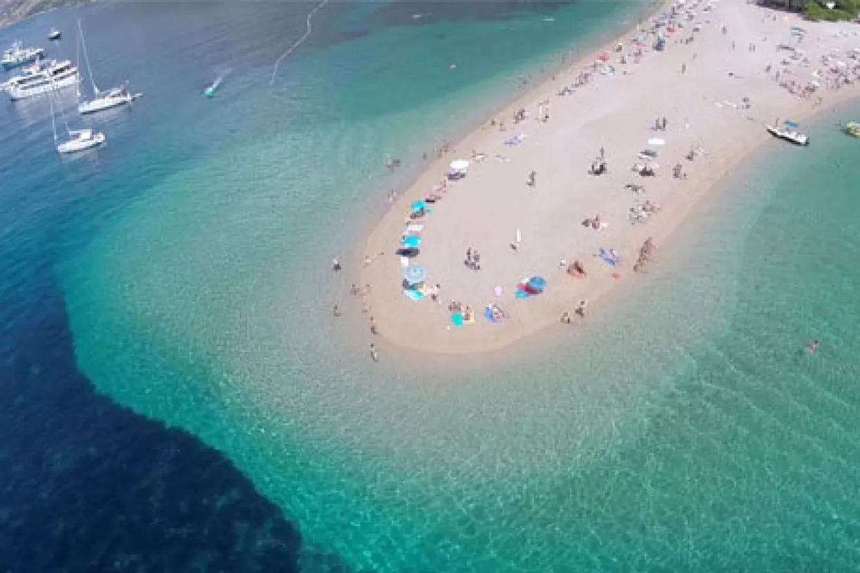 Novo ruho poznate plaže Zlatni rat na internetu
