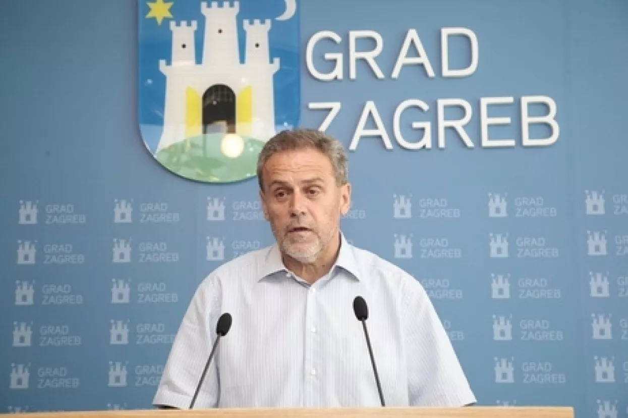 Milan Bandić osigurao knjige za zagrebačke učenike.  Ali nije stao na tome...