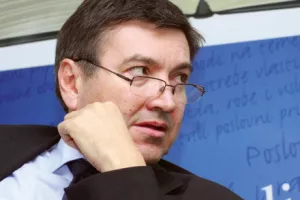 Znanstvenici za moguća spajanja doznaju samo iz kuloara