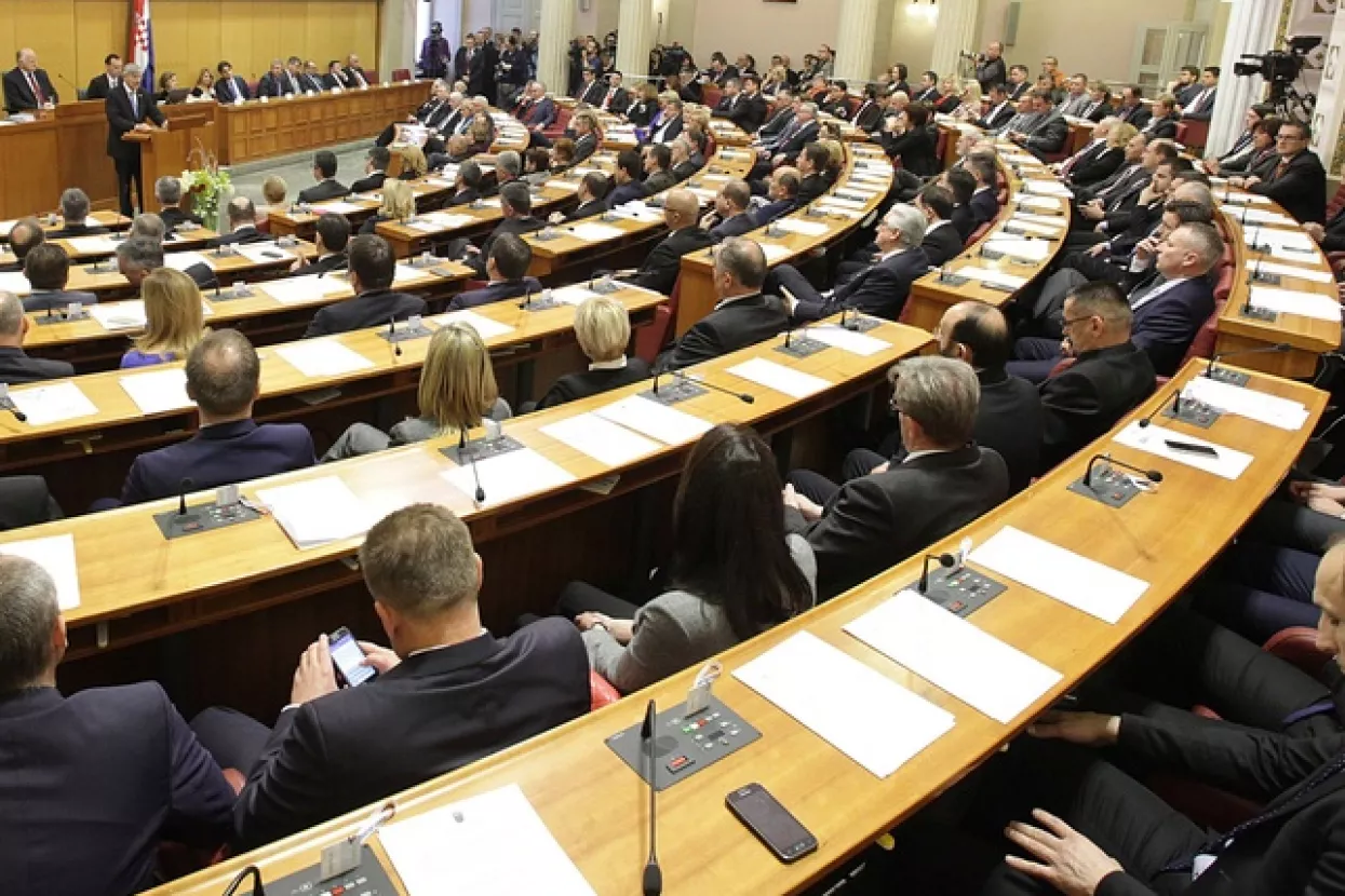 Stjepan Mesić ostao bez ureda, pokreće se postupak protiv Tomislava Karamarka