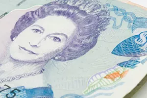 Funta bi mogla oslabiti za dodatnih 10 posto zbog zastoja u investicijama