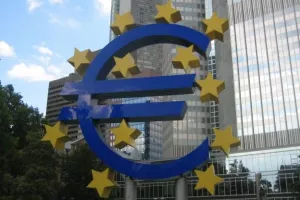 Kvartalni rast BDP-a prepolovljen u eurozoni, usporen u EU
