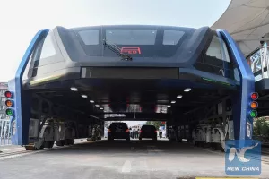Kina predstavila TEB, golemi 'autobus' koji se kroz promet probija kao podvožnjak