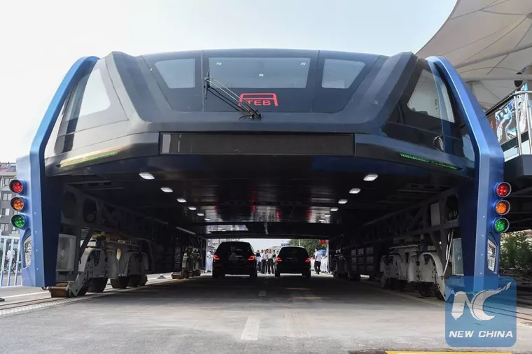 Kina predstavila TEB, golemi 'autobus' koji se kroz promet probija kao podvožnjak
