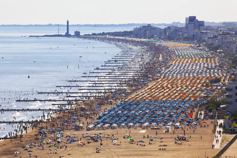 Solarni suncobrani turistička atrakcija na plaži u talijanskom Jesolu