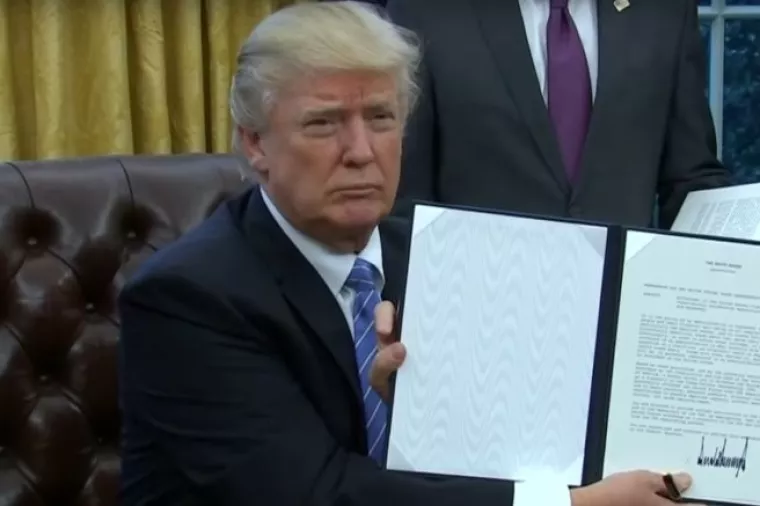 'Odlična stvar za američkog radnika': Trump povukao SAD iz Transpacifičkog partnerstva