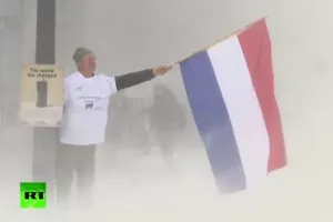 VIDEO: Mljekari u Bruxellesu zasuli političare tonom mlijeka u prahu