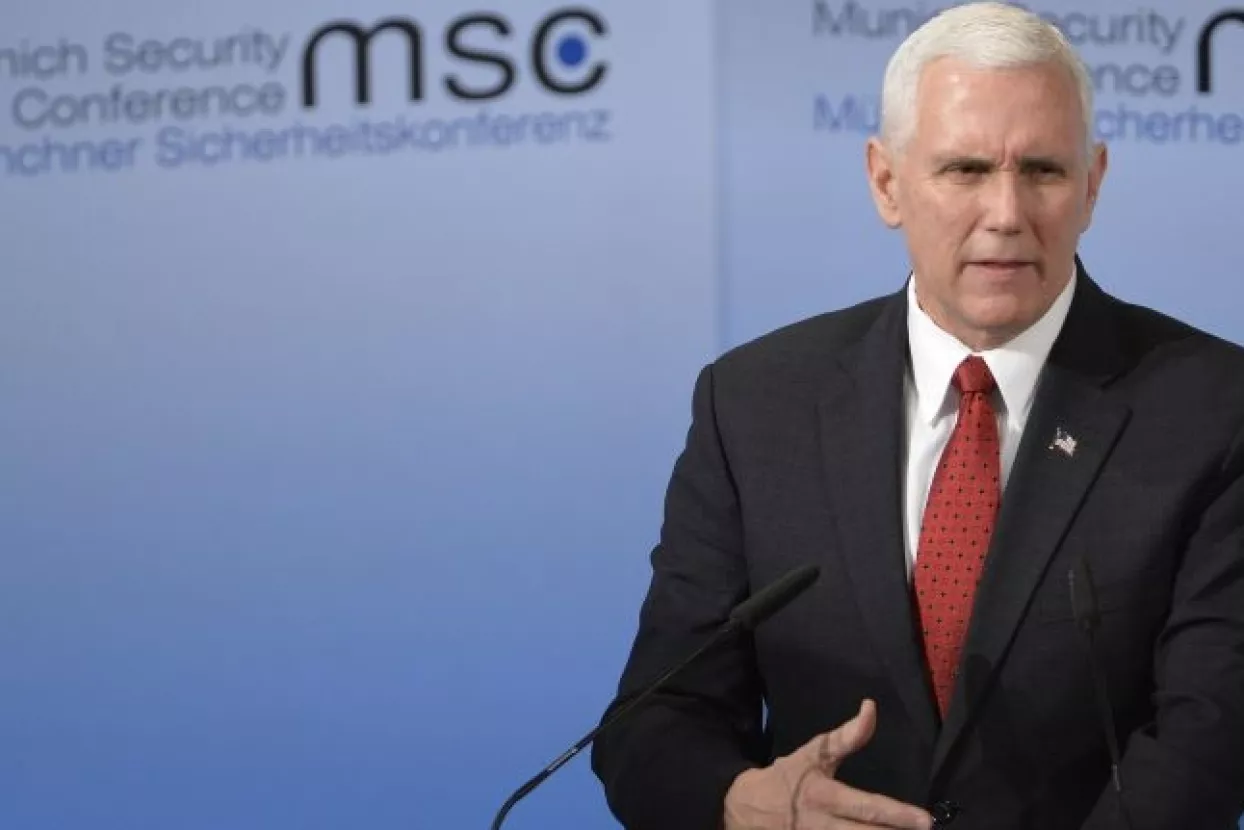 Pence se obratio Europi 'pozdravom robota vlastodr&scaron;cu'