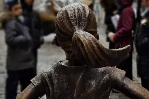 Iza 'Neustra&scaron;ive djevojčice' koja izaziva 'Bika s Wall Streeta' stoji moćna korporacija