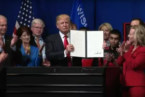 Trump potpisao uredbu 'Kupuj američko, zaposli Amerikance'