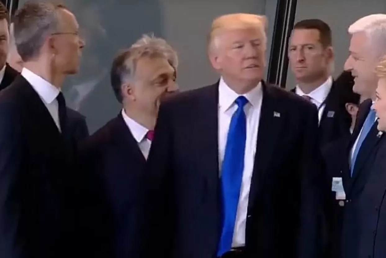 VIDEO: Uz posprdni smije&scaron;ak Trump izgurao crnogorskog premijera i prvi stao pred lidere NATO-a