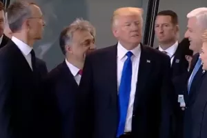 VIDEO: Uz posprdni smije&scaron;ak Trump izgurao crnogorskog premijera i prvi stao pred lidere NATO-a