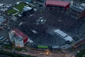 Koncert Volim Manchester: Deseci tisuća ljudi ujedinjeno pjesmom poslalo poruku protiv terorizma