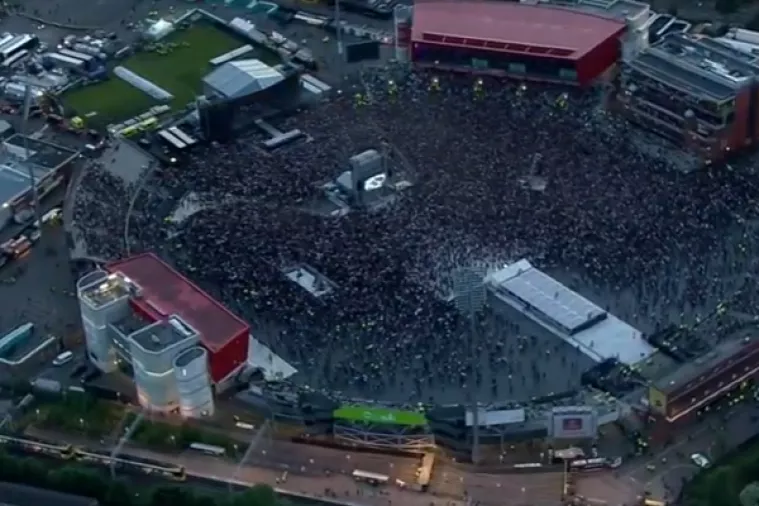 Koncert Volim Manchester: Deseci tisuća ljudi ujedinjeno pjesmom poslalo poruku protiv terorizma