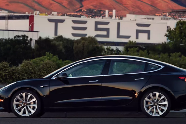 FOTO: Musk objavio fotografije Modela 3 iza&scaron;log 'ispod čekića'