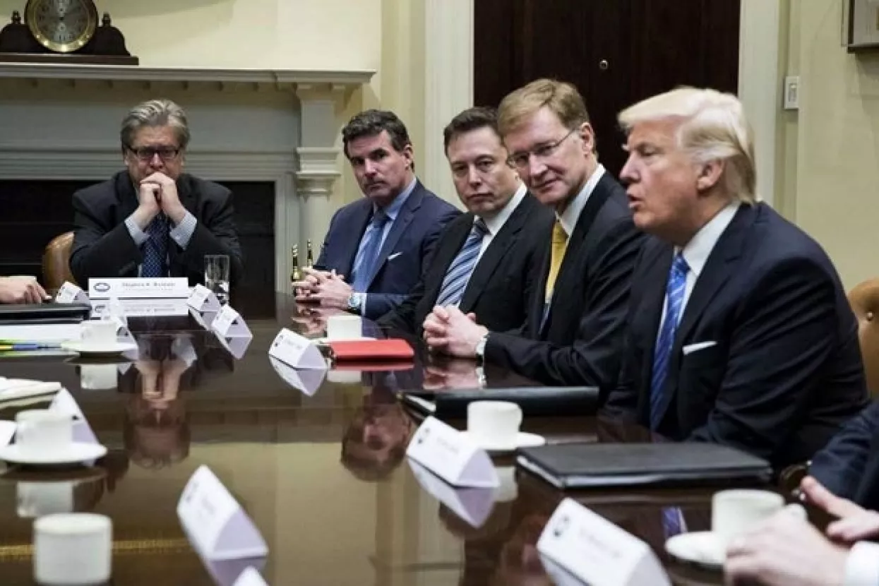 Zbog nespremnosti da osudi neonaciste Trumpa napu&scaron;taju menadžeri