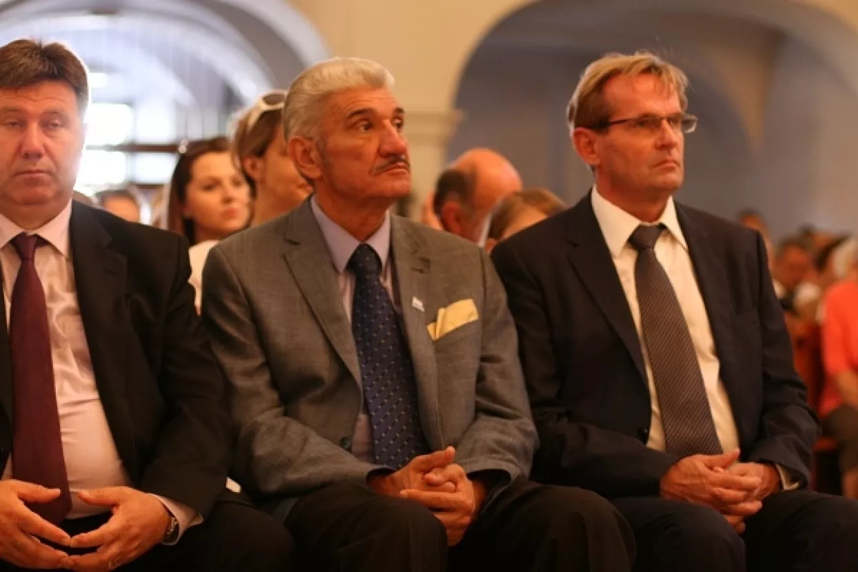 Predsjednica zbog 'zveckanja oružjem' razrje&scaron;uje Domazeta Lo&scaron;u