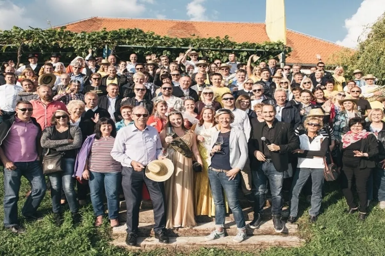 Slovenci ludi za vinima, ali i mo&scaron;tom iz vinograda obitelji Puklavec