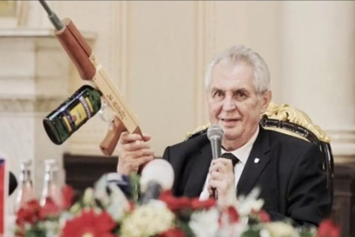 Alkoholna municija: Zeman pozirao s replikom kala&scaron;njikova na kojoj pi&scaron;e 'za novinare'