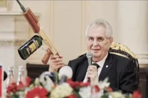 Alkoholna municija: Zeman pozirao s replikom kala&scaron;njikova na kojoj pi&scaron;e 'za novinare'