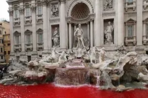 Rimska fontana Trevi ponovno se zacrvenjela