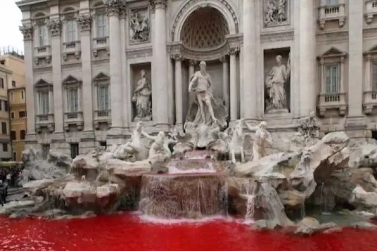 Rimska fontana Trevi ponovno se zacrvenjela