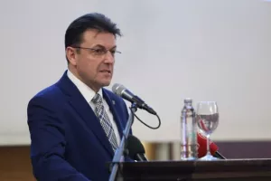 Burilović: Apsurdno je da se uz 180.000 nezaposlenih traži 20.000 radnika
