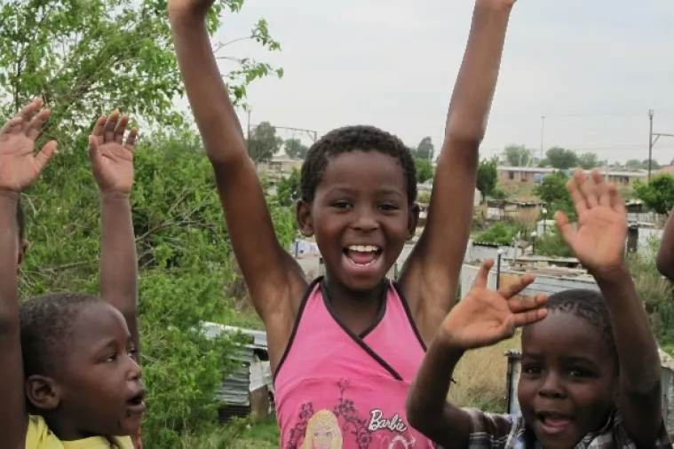 VIDEO: Mje&scaron;tani u Africi zdu&scaron;no pjevaju &lsquo;Lijepa li si&rsquo;