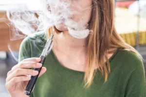 E-cigarete mogle bi o&scaron;tetiti pluća, arome iz tekućina &scaron;tetne za udisanje