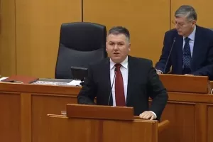 Lenart prozvao Vladu zbog te&scaron;kog stanja u Petrokemiji, predložio premijeru da 'upi&scaron;e kurs matematike'