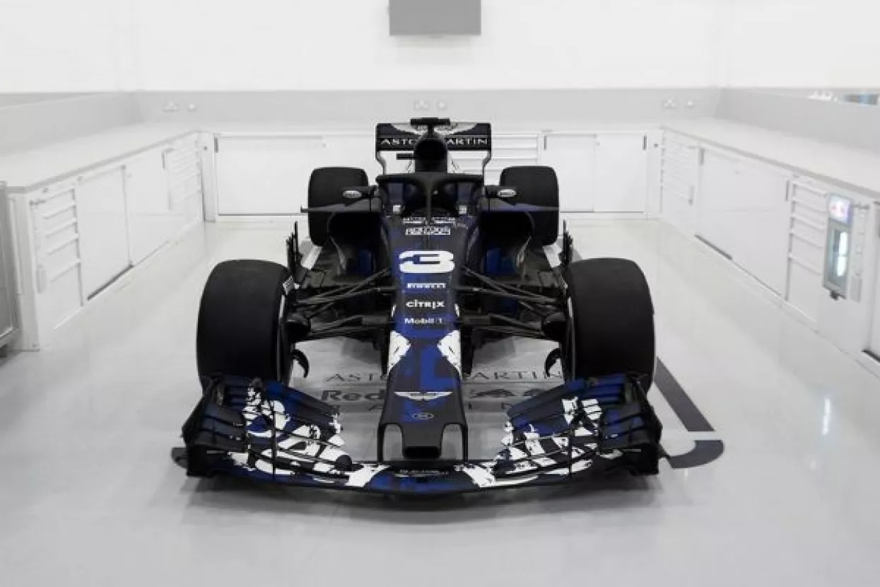 VIDEO: Red Bull predstavio novi bolid RB14