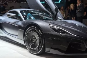 VIDEO/FOTO: Dana&scaron;nji Rimac C_Two nadjačao sutra&scaron;nji Teslin Roadster