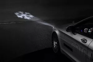 FOTO: Novi Mercedes Maybach osvjetljava cestu simbolima kao pomoć pri vožnju
