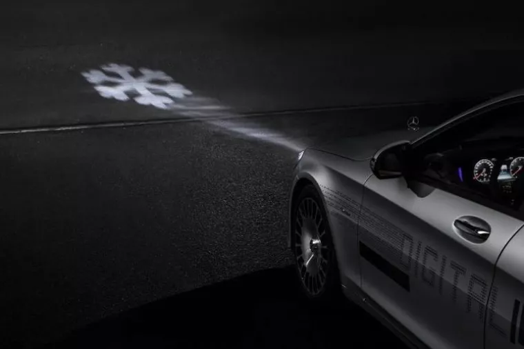 FOTO: Novi Mercedes Maybach osvjetljava cestu simbolima kao pomoć pri vožnju