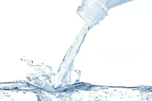 U deset poznatih brandova fla&scaron;iranih voda znanstvenici prona&scaron;li plastiku