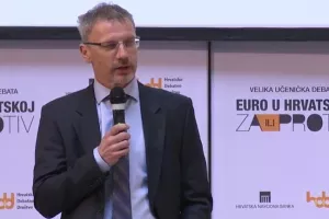 FOTO: Vujčić s gimnazijalcima u HNB-u debatirao o uvođenju eura