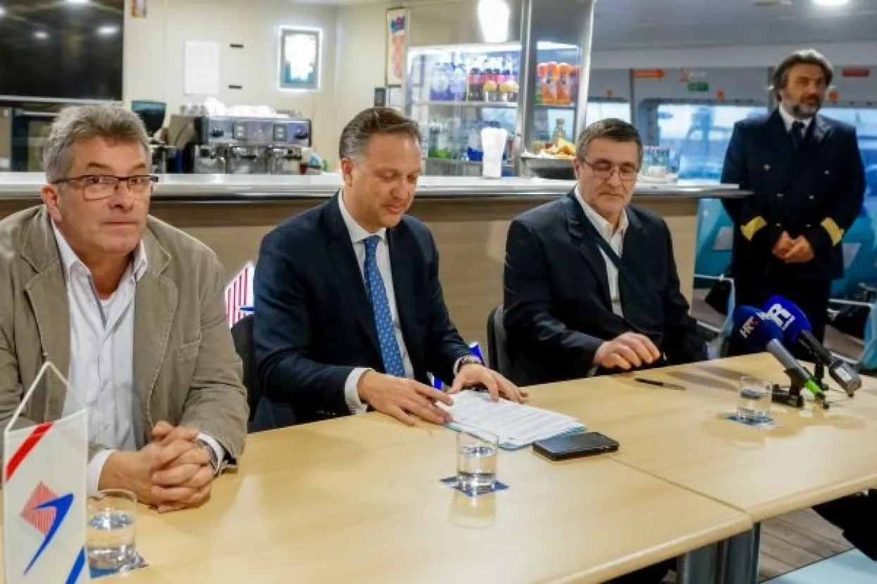 Predstavnici sindikata i Uprava Jadrolinije potpisali sporazum o povećanju plaća