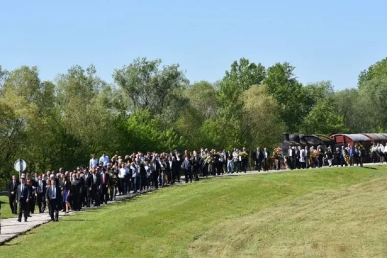 Svaki političar hoće svoju kolonu