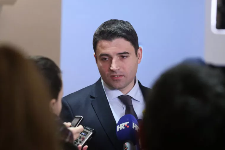 Bernardić dijelio karanfile i najavio zakon o povećanju najniže plaće na 4 tisuće kuna