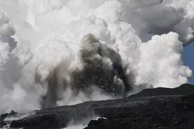 Nova pukotina u vulkanu na Havajima, lava letjela 12 metara uvis