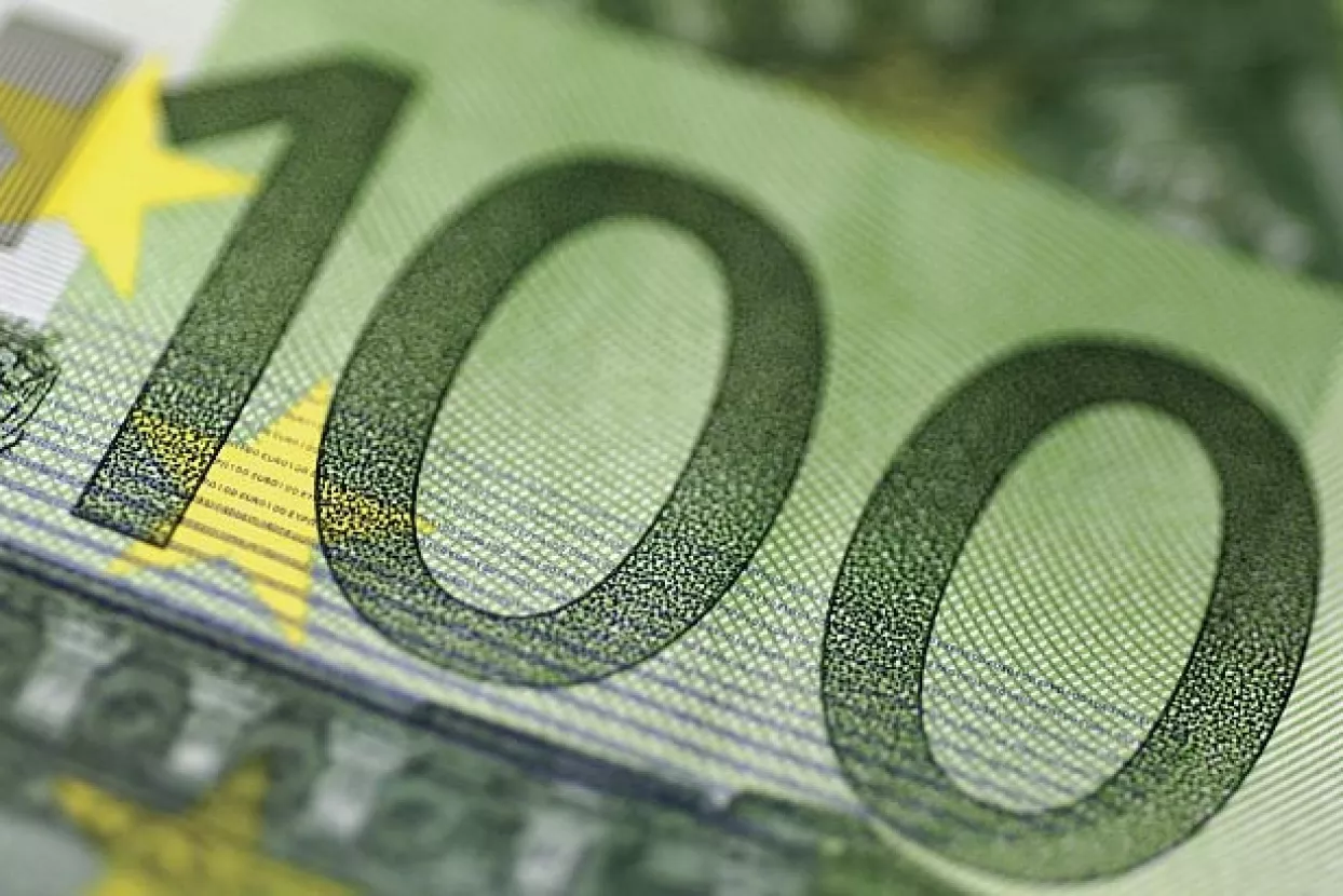Dolar blago pao, euro priti&scaron;će političko stanje u Italiji